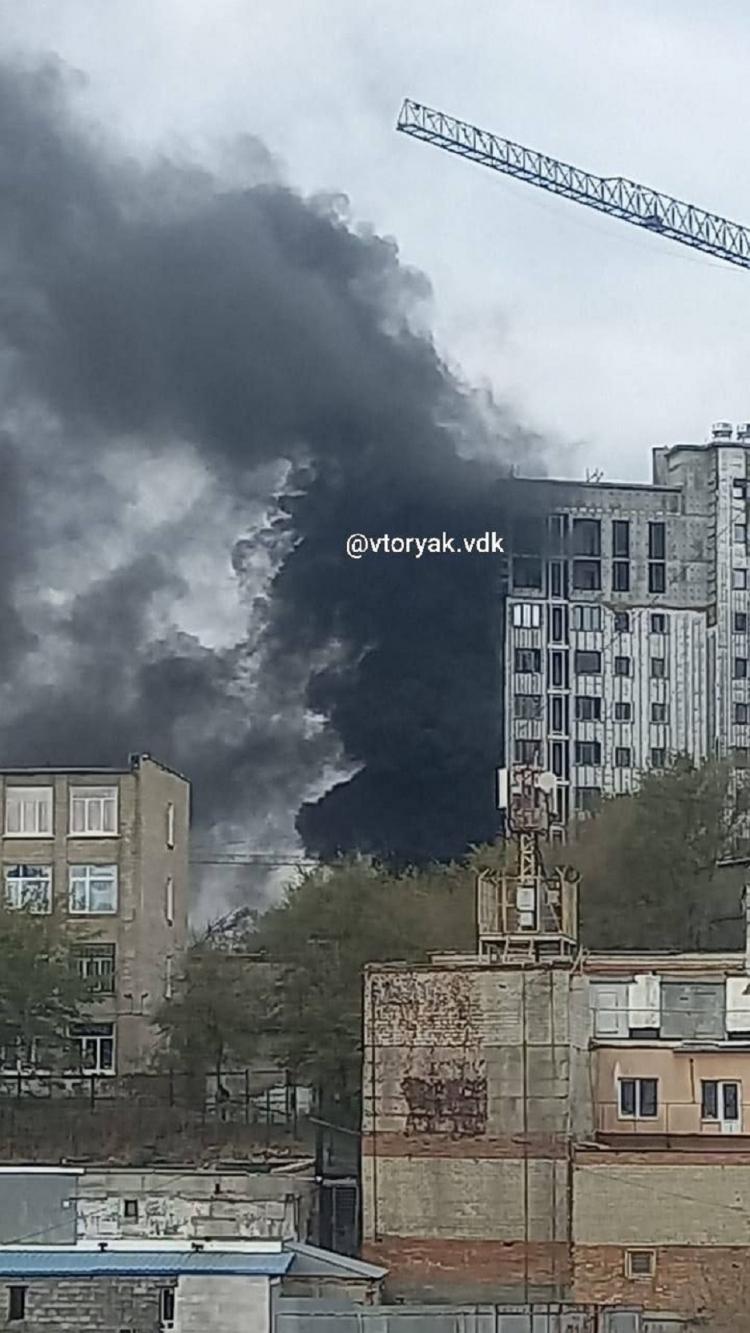 Вторая Речка в дыму: во Владивостоке загорелась стройка