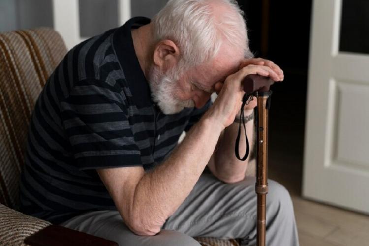 senior-man-confronting-alzheimer-disease_23-2149043774.jpg