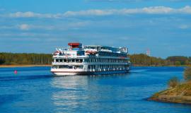 spring-river-navigation-ship-background-hd_199726-2356.jpg