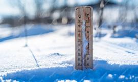 winter-time-thermometer-snow-shows-low-temperatures-celsius_527096-22372.jpg