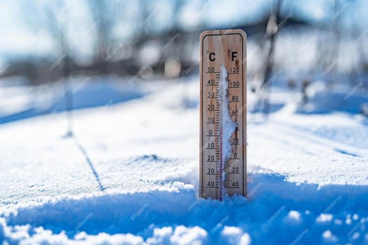 winter-time-thermometer-snow-shows-low-temperatures-celsius_527096-22372.jpg