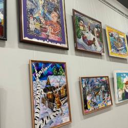 На выставке представлены рисунки воспитанников из разных школ искусств города #1