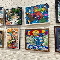 На выставке представлены рисунки воспитанников из разных школ искусств города #5