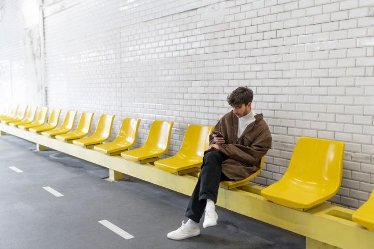 french-man-waiting-subway-train-using-his-smartphone_23-2149353957.jpg