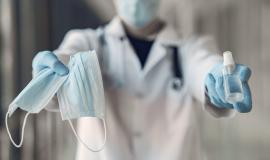 doctor-hold-antiseptic-masks-his-hand_1157-31550.jpg