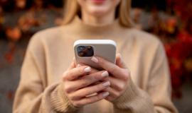 close-up-smiley-woman-with-phone_23-2149191785.jpg