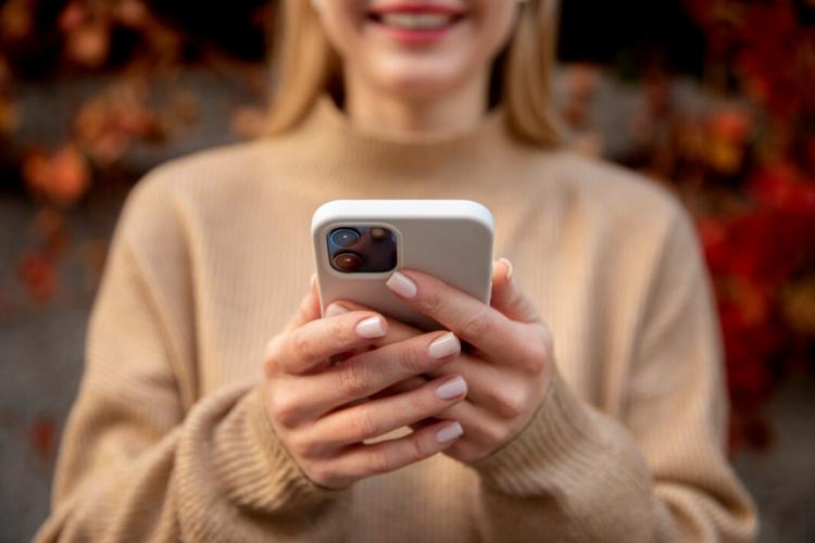 close-up-smiley-woman-with-phone_23-2149191785.jpg