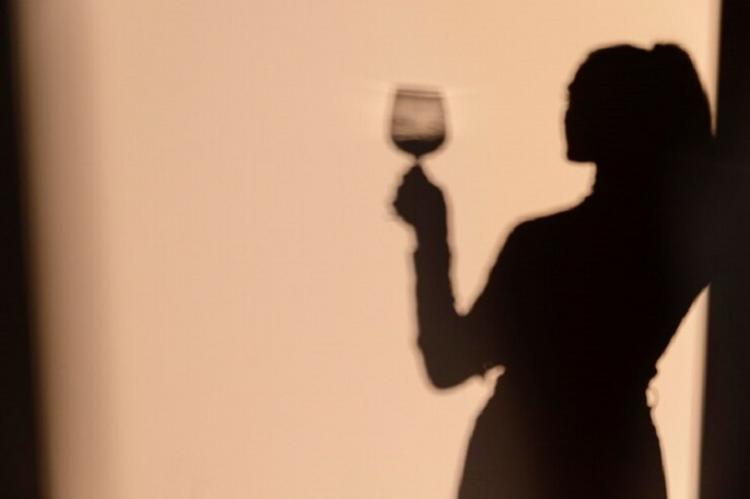 silhouettes-woman-drinking-wine_23-2148870700.jpg