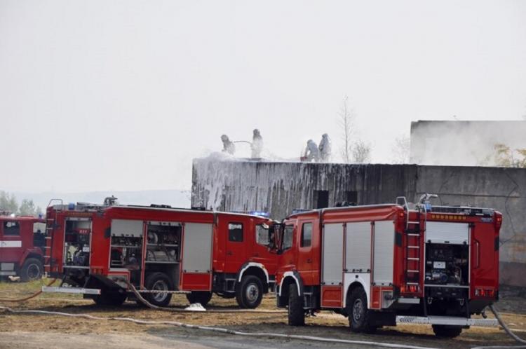 group-firemen-attacking-fire-with-water-foam-spraying-firefighters-works_153977-193.jpg