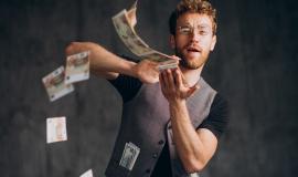 man-with-banknotes-isolated-studio_1303-26935.jpg