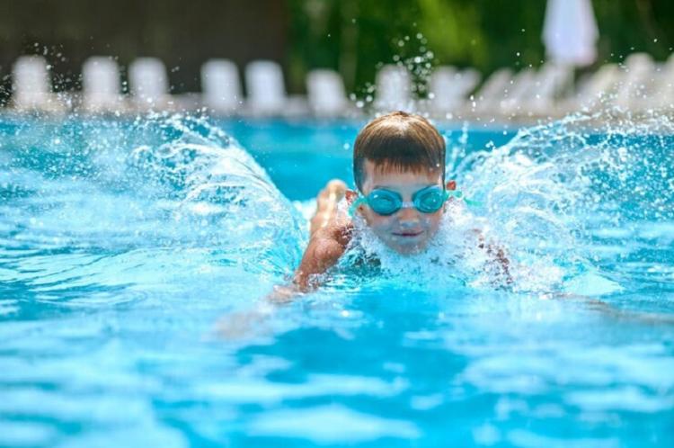 Swimming splashing