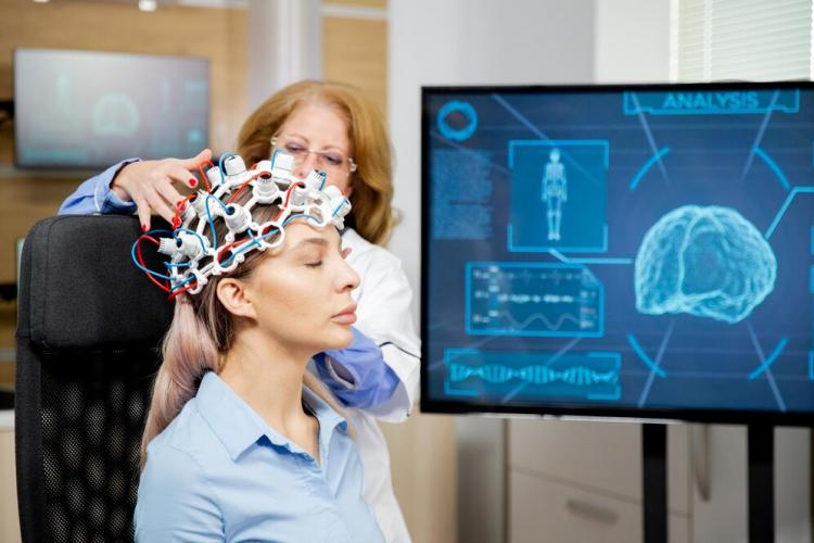 doctor-arranging-scanning-device-head-female-patient_482257-31612.jpg