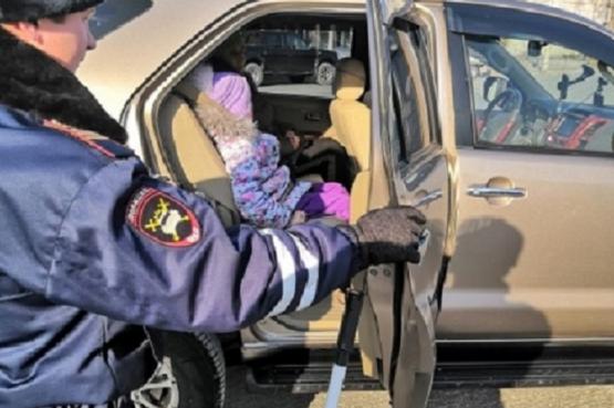 водитель службы доставки испания. девушки инструктора и машины фото. машина автоинструктора. вождение автомобиля. водитель авто.