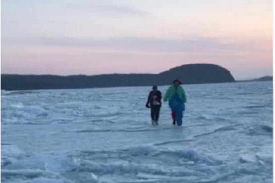 Девушку унесло в море во время прогулки