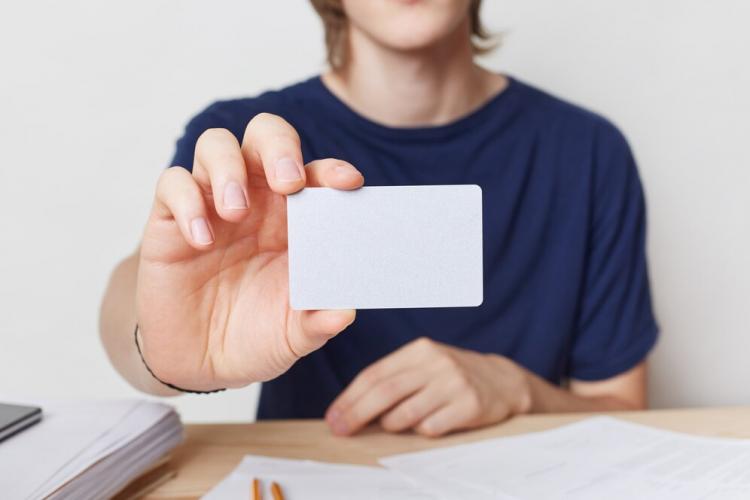 cropped-shot-young-male-hands-holds-blank-card-with-copy-space-your-text-advertising-content_176532-9388.jpg