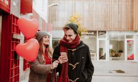 couple-with-balloons-and-smartphone_23-2147736011.jpg