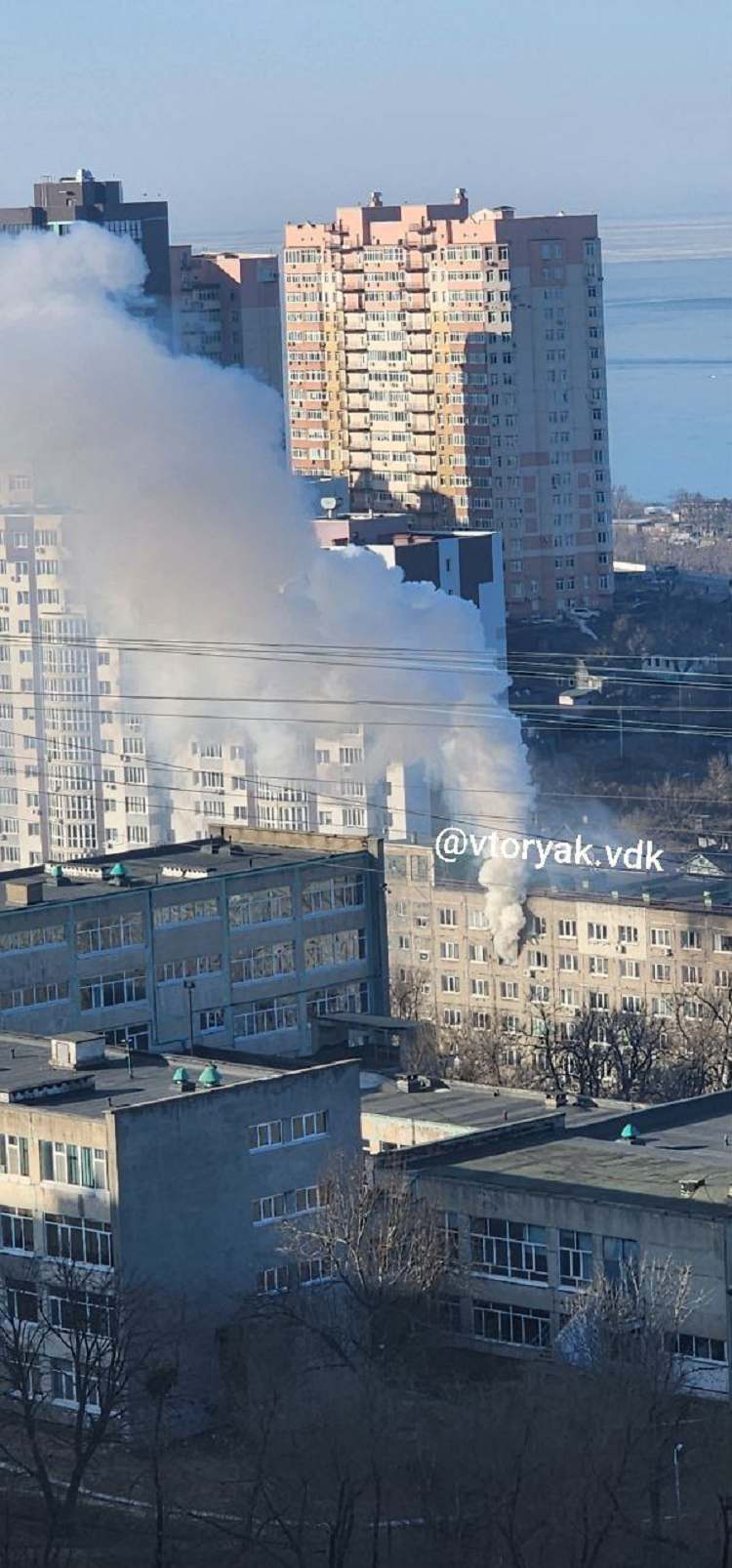 Пожарные спасли людей из горящей квартиры на ул. Кирова во Владивостоке