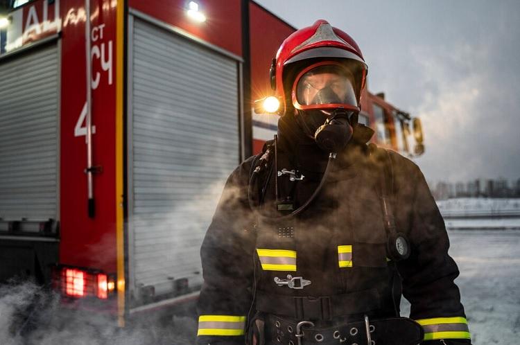 20 огнеборцев ликвидировали возгорание дома в Артеме