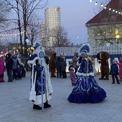 Развлекательна программа в честь открытия парка прошла с участием Деда Мороза и Снегурочки #4