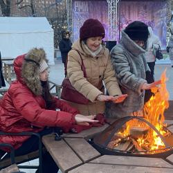 Развлекательна программа в честь открытия парка прошла с участием Деда Мороза и Снегурочки #7