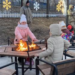 Развлекательна программа в честь открытия парка прошла с участием Деда Мороза и Снегурочки #8