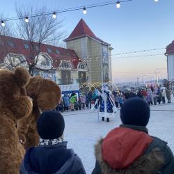 Развлекательна программа в честь открытия парка прошла с участием Деда Мороза и Снегурочки #9