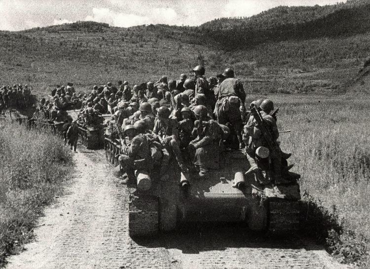 НВ 4916-5 Становов А.И. Фотография Танки с десантом сосредотачиваются в районе границы..jpg