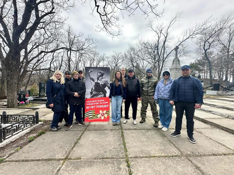 Subbotnik-i-aktsiya-_Zvezda-pamyati_-proshli-na-Morskom-kladbishche-Vladivostoka-_1_.jpeg