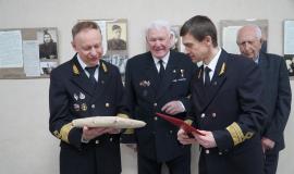 Главное фото - Буров вручает Чвертко архивные документы Бобиевского.JPG