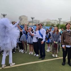 Общегородской последний звонок в дальневосточной столице посетили тысячи школьников #12