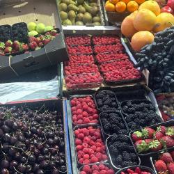 С наступлением августа на рынках Владивостока отмечается заметное снижение цен на свежие овощи и фрукты нового урожая, что делает их более доступными для горожан и гостей города. #1