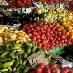 С наступлением августа на рынках Владивостока отмечается заметное снижение цен на свежие овощи и фрукты нового урожая, что делает их более доступными для горожан и гостей города. #2