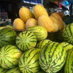 С наступлением августа на рынках Владивостока отмечается заметное снижение цен на свежие овощи и фрукты нового урожая, что делает их более доступными для горожан и гостей города. #4