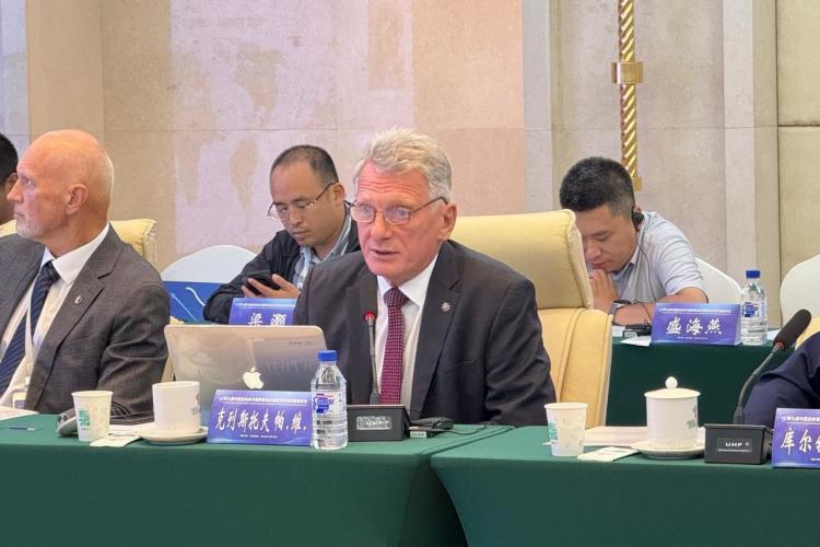 Директор БСИ ДВО РАН Павел Крестов выступление.jpeg