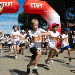 Торжества начались с «Забега первых», в котором приняли участие две тысячи детей в возрасте от 6 до 11 лет #10