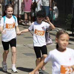 Торжества начались с «Забега первых», в котором приняли участие две тысячи детей в возрасте от 6 до 11 лет #13