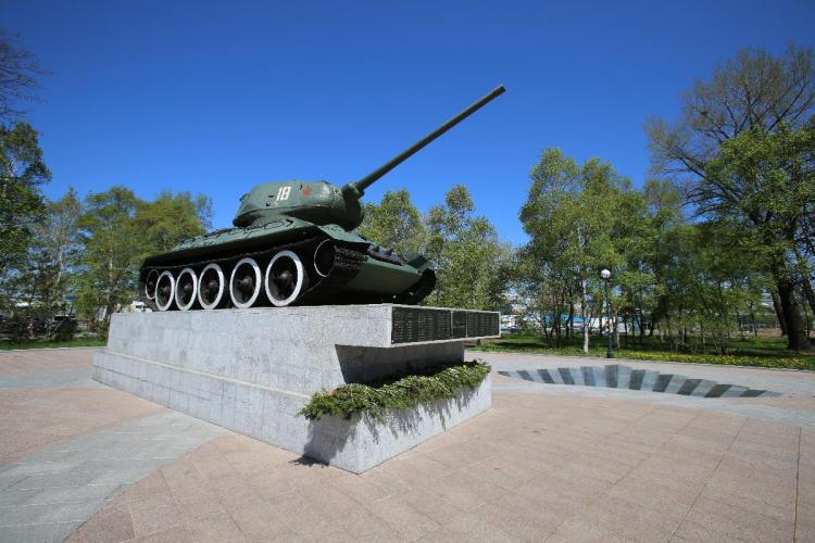 Pamyatnik-tankovoy-kolonne-_Primorskiy-komsomolets_.jpg