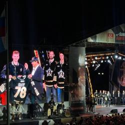 Теплоход, овации и фейерверк — так встретили команду на берегу #1