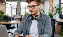 Giga Chat_мужчина слушает музыку2.jpeg