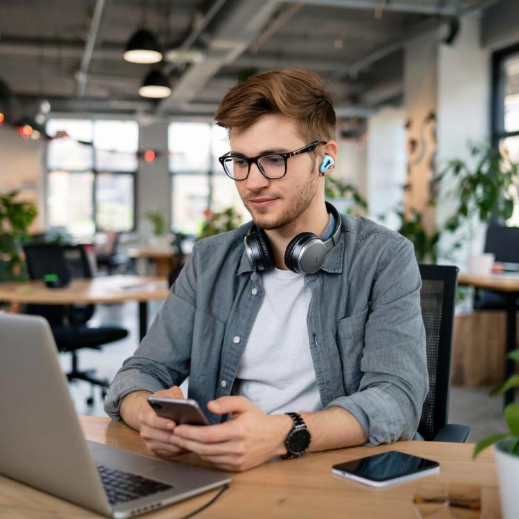 Giga Chat_мужчина слушает музыку2.jpeg