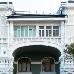 В настоящий момент подрядные организации работают на объектах по адресам: Океанский проспект, 13 и Светланская, 61. А оценить качество выполненных работ можно на примере обновленного фасада зданий по Светланской, 39 и 39в #1