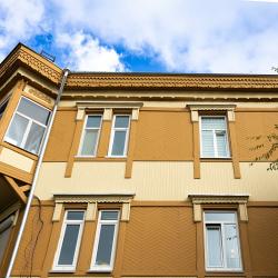 В настоящий момент подрядные организации работают на объектах по адресам: Океанский проспект, 13 и Светланская, 61. А оценить качество выполненных работ можно на примере обновленного фасада зданий по Светланской, 39 и 39в #2