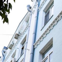 В настоящий момент подрядные организации работают на объектах по адресам: Океанский проспект, 13 и Светланская, 61. А оценить качество выполненных работ можно на примере обновленного фасада зданий по Светланской, 39 и 39в #5