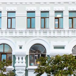 В настоящий момент подрядные организации работают на объектах по адресам: Океанский проспект, 13 и Светланская, 61. А оценить качество выполненных работ можно на примере обновленного фасада зданий по Светланской, 39 и 39в #7