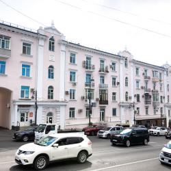 В настоящий момент подрядные организации работают на объектах по адресам: Океанский проспект, 13 и Светланская, 61. А оценить качество выполненных работ можно на примере обновленного фасада зданий по Светланской, 39 и 39в #15