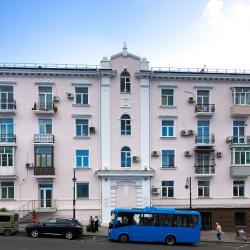 В настоящий момент подрядные организации работают на объектах по адресам: Океанский проспект, 13 и Светланская, 61. А оценить качество выполненных работ можно на примере обновленного фасада зданий по Светланской, 39 и 39в #16