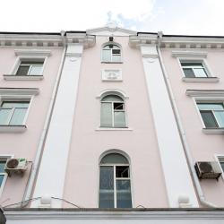 В настоящий момент подрядные организации работают на объектах по адресам: Океанский проспект, 13 и Светланская, 61. А оценить качество выполненных работ можно на примере обновленного фасада зданий по Светланской, 39 и 39в #17