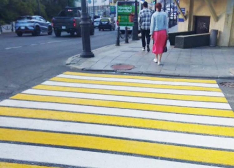 Na-perekhodakh-vo-Vladivostoke-ispolzuyut-spetsialnye-protivoskolzyashchie-pokrytiya-_1_.jpg
