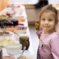 Гостям представили широкий ассортимент блюд, которые регулярно подаются детям #14