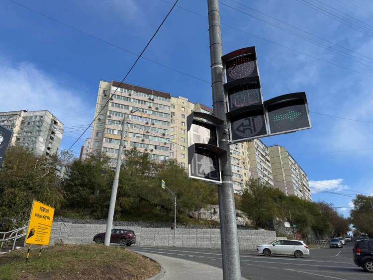 Novyy-svetofornyy-obekt-zarabotal-na-perekrestke-ulits-ZHigura_-Tobolskoy-i-Allilueva-vo-Vladivostoke-_4_.jpg